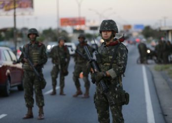 Rio de Janeiro - Tropas do Exército patrulham na Linha Vermelha após  o início da operação de reforço das Forças Armadas na segurança do Rio de Janeiro (Fernando Frazão/Agência Brasil)