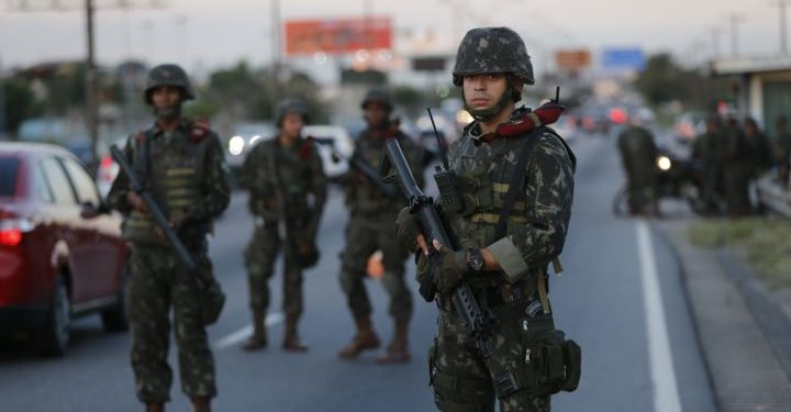 Rio de Janeiro - Tropas do Exército patrulham na Linha Vermelha após o início da operação de reforço das Forças Armadas na segurança do Rio de Janeiro (Fernando Frazão/Agência Brasil)