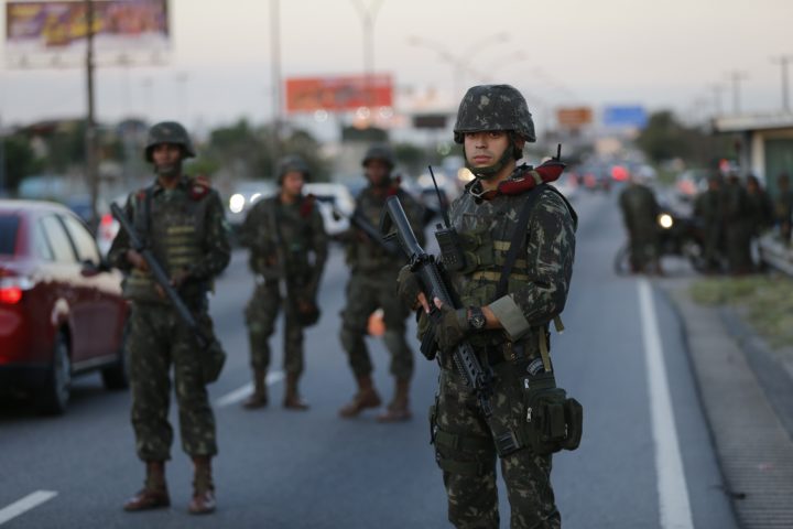 Rio de Janeiro - Tropas do Exército patrulham na Linha Vermelha após  o início da operação de reforço das Forças Armadas na segurança do Rio de Janeiro (Fernando Frazão/Agência Brasil)