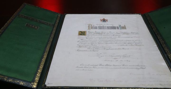 Exposição 130 anos da Abolição da Escravatura, apresenta os documentos originais da Lei Áurea e da Lei do Ventre Livre dentre outros do período da escravidão.