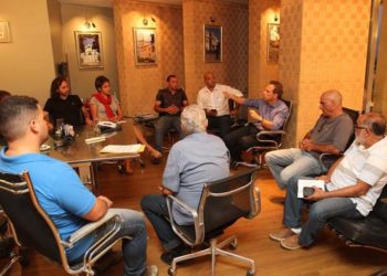 Prefeito Dr. Aluizio Jr se reúne com representantes das famílias que ocuparam um terreno da Prefeitura a fim de discutir uma solução viável para ambas as partes. Macaé/RJ, Data: 07/05/2018. Foto: Guga Malheiros/Prefeitura de Macaé