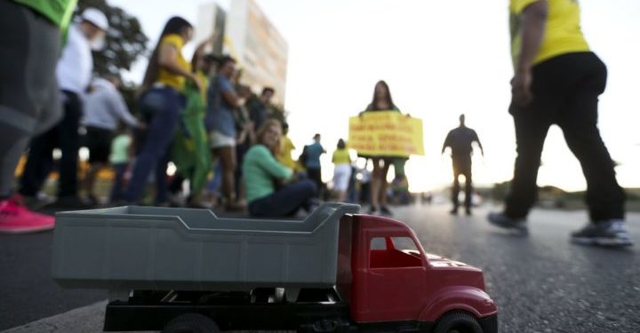 Um grupo de motoristas de guincho protesta neste domingo (27) na Esplanada dos Ministérios, em Brasília, pelo fim dos impostos que incidem sobre o diesel