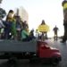 Um grupo de motoristas de guincho protesta neste domingo (27) na Esplanada dos Ministérios, em Brasília, pelo fim dos impostos que incidem sobre o diesel