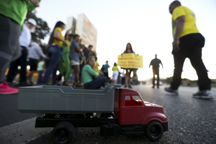 Um grupo de motoristas de guincho protesta neste domingo (27) na Esplanada dos Ministérios, em Brasília, pelo fim dos impostos que incidem sobre o diesel
