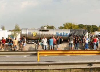 Caminhoneiros ainda ocupam trecho da Rodovia Presidente Dutra, em Seropédica, Rio de Janeiro.