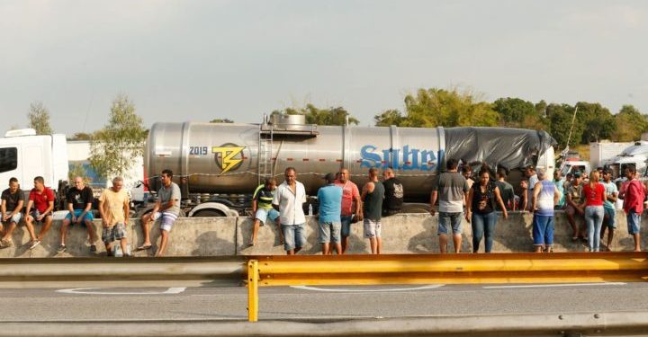 Caminhoneiros ainda ocupam trecho da Rodovia Presidente Dutra, em Seropédica, Rio de Janeiro.