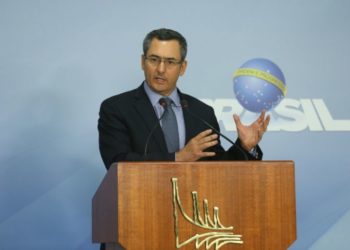 O ministro da Fazenda, Eduardo Guardia, fala à imprensa sobre a Contribuição de Intervenção no Domínio Econômico (Cide) cobradas sobre os combustíveis, no Palácio do Planalto.