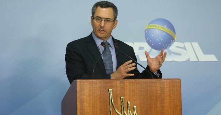 O ministro da Fazenda, Eduardo Guardia, fala à imprensa sobre a Contribuição de Intervenção no Domínio Econômico (Cide) cobradas sobre os combustíveis, no Palácio do Planalto.