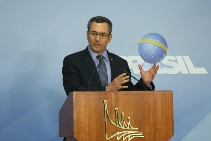 O ministro da Fazenda, Eduardo Guardia, fala à imprensa sobre a Contribuição de Intervenção no Domínio Econômico (Cide) cobradas sobre os combustíveis, no Palácio do Planalto.