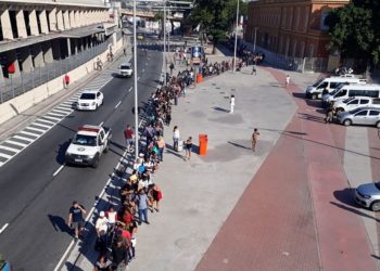 Milhares de pessoas tentam se candidatar para 5 mil vagas de emprego no  Rio deJaneiro em evento no Engenhão