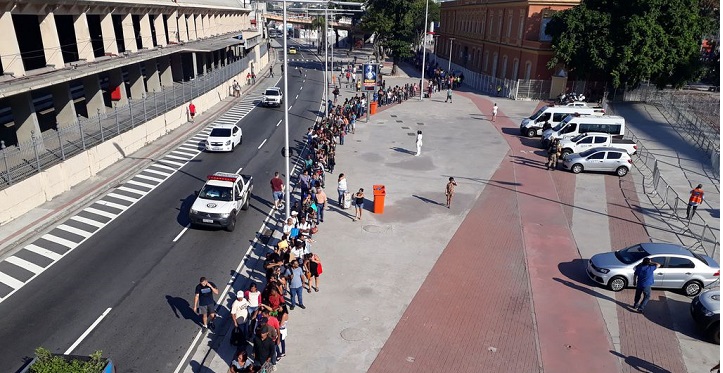 Milhares de pessoas tentam se candidatar para 5 mil vagas de emprego no  Rio deJaneiro em evento no Engenhão