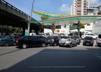 Greve de caminhoneiros provoca fila para abastecimento de combustível em posto de gasolina no Rio de Janeiro.