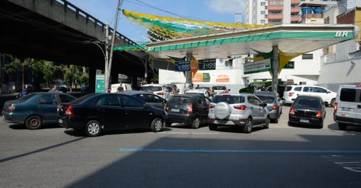 Greve de caminhoneiros provoca fila para abastecimento de combustível em posto de gasolina no Rio de Janeiro.