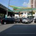 Greve de caminhoneiros provoca fila para abastecimento de combustível em posto de gasolina no Rio de Janeiro.