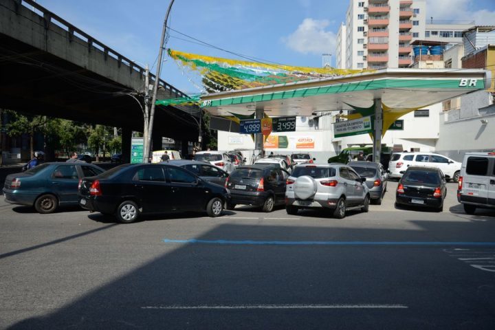Greve de caminhoneiros provoca fila para abastecimento de combustível em posto de gasolina no Rio de Janeiro.