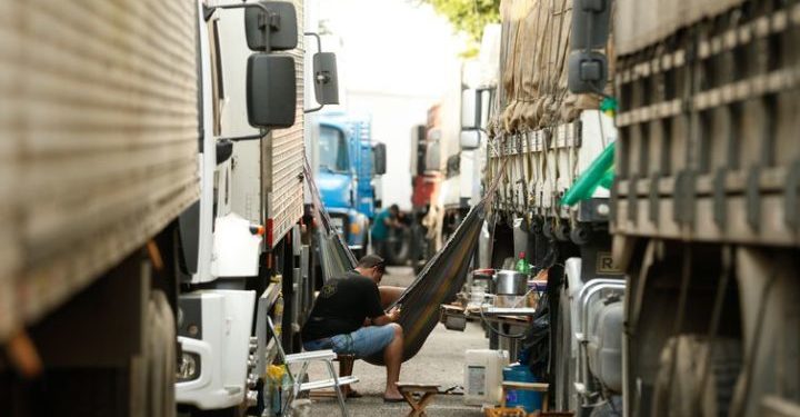 Caminhoneiros ainda ocupam trecho da Rodovia Presidente Dutra, em Seropédica, Rio de Janeiro.