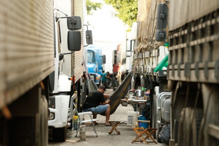 Caminhoneiros ainda ocupam trecho da Rodovia Presidente Dutra, em Seropédica, Rio de Janeiro.