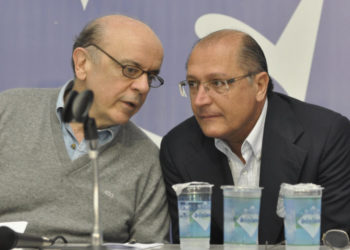 SP - PSDB/NÚCLEO SINDICAL/SP - POLÍTICA - O governador de São Paulo, Geraldo Alckmin, e o ex-governador José Serra participam da   cerimônia de posse da nova diretoria do Núcleo Sindical do PSDB, no diretório do partido   no bairro de Moema, zona sul da capital paulista, neste sábado.         19/11/2011 - Foto: LEVI BIANCO/NEWS FREE/AE