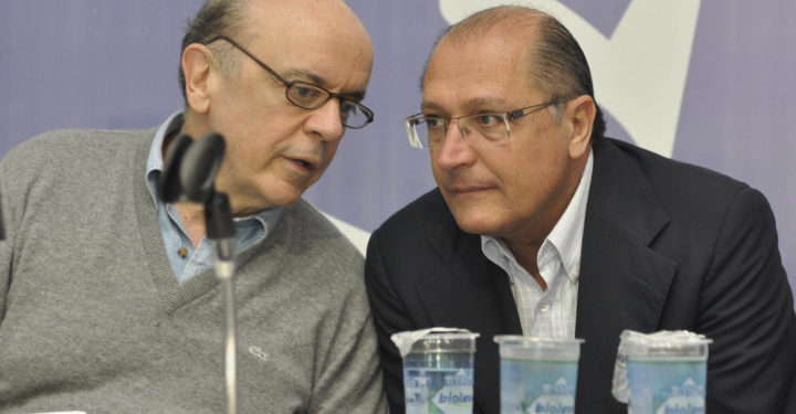 SP - PSDB/NÚCLEO SINDICAL/SP - POLÍTICA - O governador de São Paulo, Geraldo Alckmin, e o ex-governador José Serra participam da cerimônia de posse da nova diretoria do Núcleo Sindical do PSDB, no diretório do partido no bairro de Moema, zona sul da capital paulista, neste sábado. 19/11/2011 - Foto: LEVI BIANCO/NEWS FREE/AE