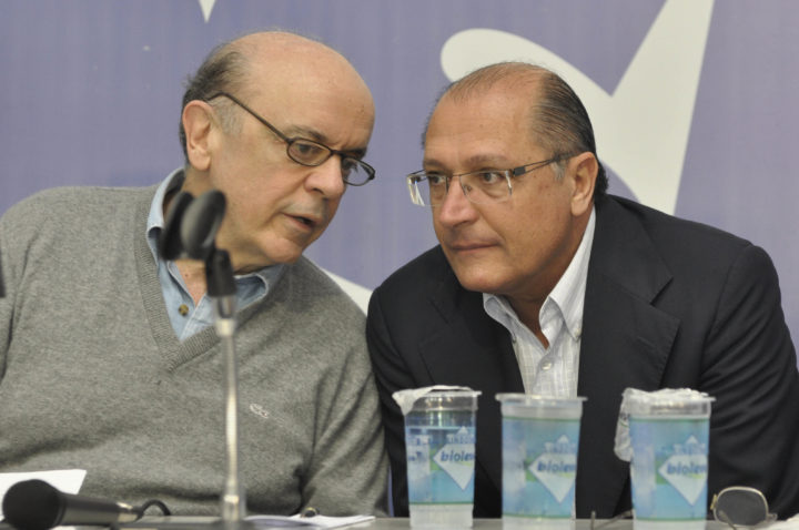 SP - PSDB/NÚCLEO SINDICAL/SP - POLÍTICA - O governador de São Paulo, Geraldo Alckmin, e o ex-governador José Serra participam da cerimônia de posse da nova diretoria do Núcleo Sindical do PSDB, no diretório do partido no bairro de Moema, zona sul da capital paulista, neste sábado. 19/11/2011 - Foto: LEVI BIANCO/NEWS FREE/AE