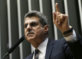 Brasília - O senador Romero Jucá durante sessão do Congresso Nacional para analisar e votar o projeto de lei que altera a meta fiscal de 2016.   (Marcelo Camargo/Agência Brasil)