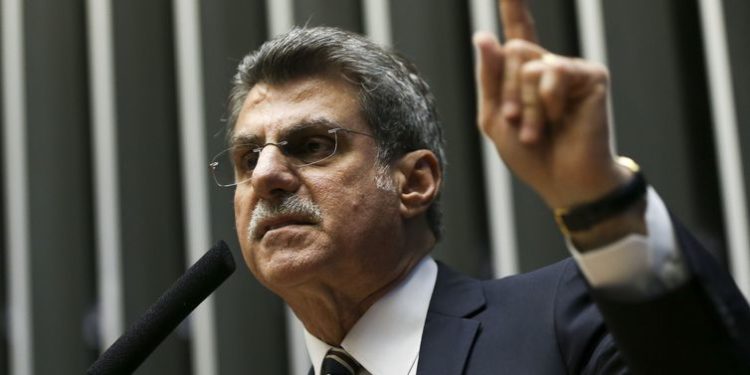 Brasília - O senador Romero Jucá durante sessão do Congresso Nacional para analisar e votar o projeto de lei que altera a meta fiscal de 2016. (Marcelo Camargo/Agência Brasil)