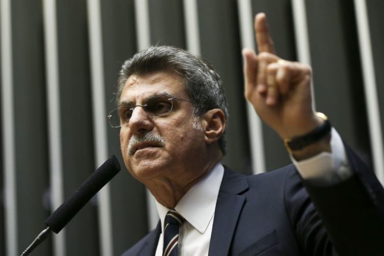 Brasília - O senador Romero Jucá durante sessão do Congresso Nacional para analisar e votar o projeto de lei que altera a meta fiscal de 2016.   (Marcelo Camargo/Agência Brasil)