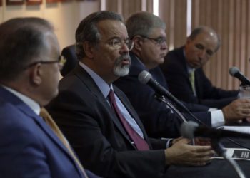 Os ministros Alberto Beltrame, Raul Jungmann e Carlos Marun, e o Secretário-Executivo do MJ, Gilson Libório durante reunião da Câmara Intersetorial de Prevenção Social e Segurança Pública