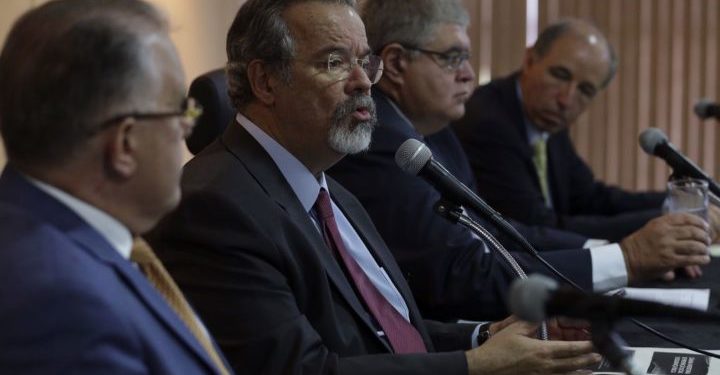 Os ministros Alberto Beltrame, Raul Jungmann e Carlos Marun, e o Secretário-Executivo do MJ, Gilson Libório durante reunião da Câmara Intersetorial de Prevenção Social e Segurança Pública