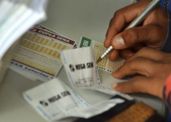 Brasília - Movimentação nas lotéricas às vésperas do sorteio da Mega-Sena da Virada (Wilson Dias/Agência Brasil)