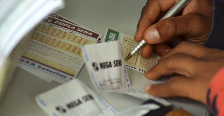Brasília - Movimentação nas lotéricas às vésperas do sorteio da Mega-Sena da Virada (Wilson Dias/Agência Brasil)