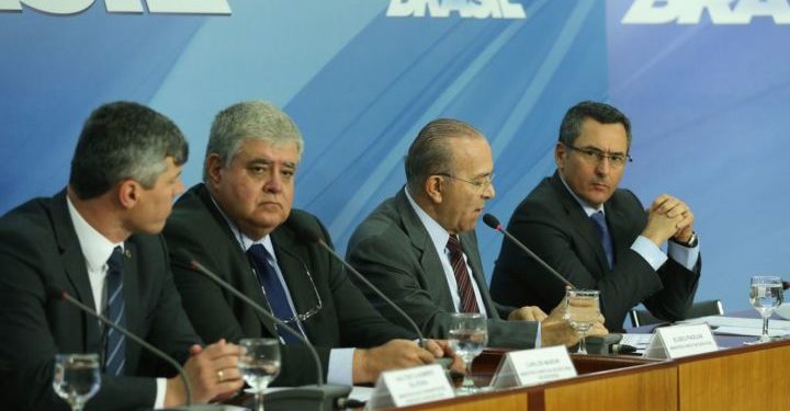 Os ministros dos Transportes, Valter Casimiro Silveira, da Secretaria de Governo, Carlos Marun, da Casa Civil, Eliseu Padilha e da Fazenda, Eduardo Guardia, falam sobre acordo celebrado com representantes do movimento dos caminhoneiros.
