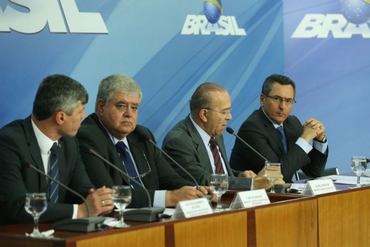 Os ministros dos Transportes, Valter Casimiro Silveira, da Secretaria de Governo, Carlos Marun, da Casa Civil, Eliseu Padilha e da Fazenda, Eduardo Guardia, falam sobre acordo celebrado com representantes do movimento dos caminhoneiros.