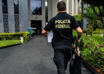 Brasília - A Polícia Federal (PF) deflagrou na manhã de hoje (25) a 6ª fase da Operação Zelotes. Os policiais estão nas ruas para cumprir 20 mandados de condução coercitiva, quando a pessoa é levada à delegacia para prestar depoimento e, em seguida, é liberada; e 18 de busca e apreensão, além de duas oitivas autorizadas judicialmente no Complexo da Papuda, em Brasília. (Marcello Casal Jr/Agência Brasil)