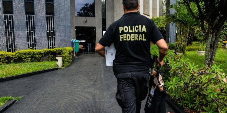 Brasília - A Polícia Federal (PF) deflagrou na manhã de hoje (25) a 6ª fase da Operação Zelotes. Os policiais estão nas ruas para cumprir 20 mandados de condução coercitiva, quando a pessoa é levada à delegacia para prestar depoimento e, em seguida, é liberada; e 18 de busca e apreensão, além de duas oitivas autorizadas judicialmente no Complexo da Papuda, em Brasília. (Marcello Casal Jr/Agência Brasil)