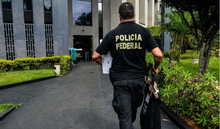 Brasília - A Polícia Federal (PF) deflagrou na manhã de hoje (25) a 6ª fase da Operação Zelotes. Os policiais estão nas ruas para cumprir 20 mandados de condução coercitiva, quando a pessoa é levada à delegacia para prestar depoimento e, em seguida, é liberada; e 18 de busca e apreensão, além de duas oitivas autorizadas judicialmente no Complexo da Papuda, em Brasília. (Marcello Casal Jr/Agência Brasil)