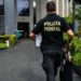 Brasília - A Polícia Federal (PF) deflagrou na manhã de hoje (25) a 6ª fase da Operação Zelotes. Os policiais estão nas ruas para cumprir 20 mandados de condução coercitiva, quando a pessoa é levada à delegacia para prestar depoimento e, em seguida, é liberada; e 18 de busca e apreensão, além de duas oitivas autorizadas judicialmente no Complexo da Papuda, em Brasília. (Marcello Casal Jr/Agência Brasil)