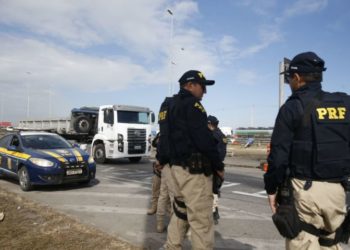 As Polícias do Exército e Rodoviária Federal reforçam a segurança na entrada da Refinaria Duque de Caxias (Reduc).