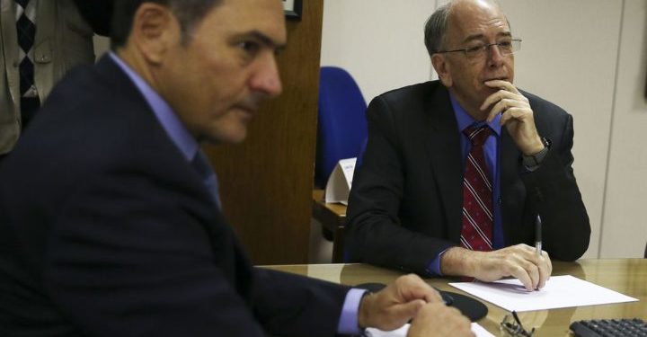 O ministro da Fazenda, Eduardo Guardia e o presidente da Petrobras, Pedro Parente durante reunião técnica para tratar da alta no preço dos combustíveis.