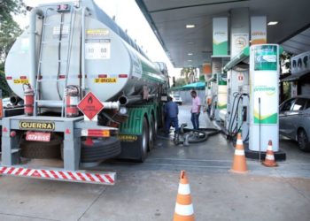 Caminhão-tanque abastece posto de combustivel no Plano Piloto, região central da capital