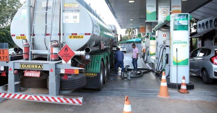 Caminhão-tanque abastece posto de combustivel no Plano Piloto, região central da capital