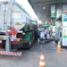 Caminhão-tanque abastece posto de combustivel no Plano Piloto, região central da capital