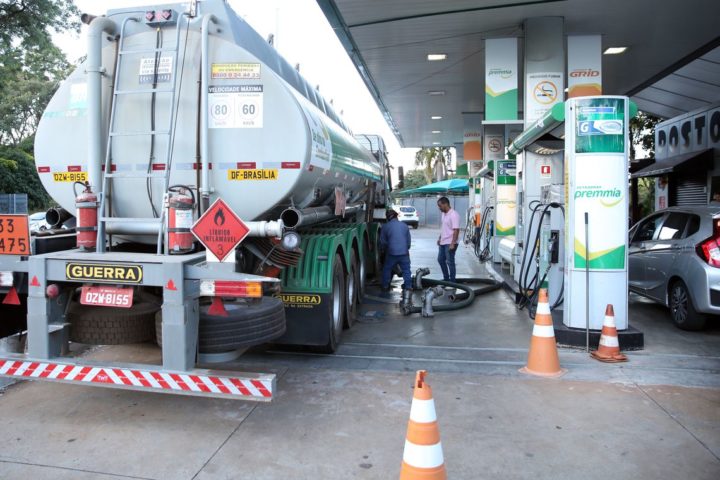 Caminhão-tanque abastece posto de combustivel no Plano Piloto, região central da capital