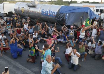 Caminhoneiros protestam na Rodovia Presidente Dutra, em Seropédica, Rio de Janeiro.