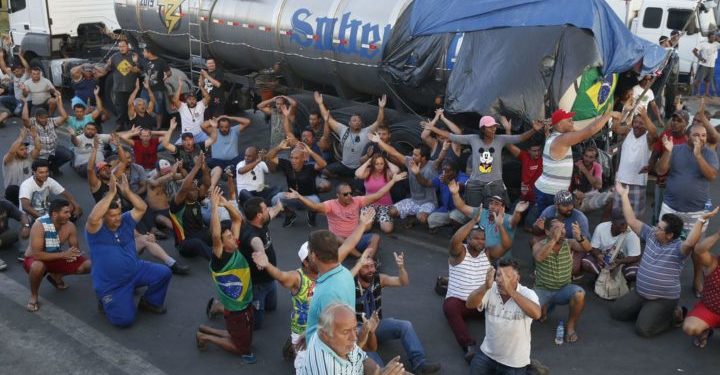 Caminhoneiros protestam na Rodovia Presidente Dutra, em Seropédica, Rio de Janeiro.