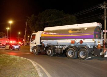 Manifestantes liberam caminhões abastecidos na distribuidora de combustivel em Brasília, após acordo com a policia militar.