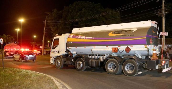 Manifestantes liberam caminhões abastecidos na distribuidora de combustivel em Brasília, após acordo com a policia militar.