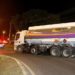 Manifestantes liberam caminhões abastecidos na distribuidora de combustivel em Brasília, após acordo com a policia militar.