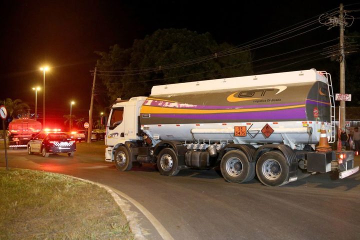 Manifestantes liberam caminhões abastecidos na distribuidora de combustivel em Brasília, após acordo com a policia militar.