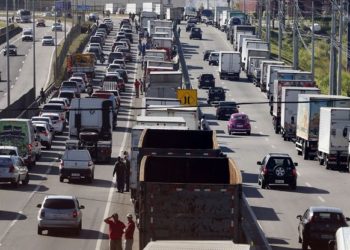 Caminhoneiros fazem paralização na BR 101, Niterói-Manilha, na altura de Itaboraí, no Rio de Janeiro.